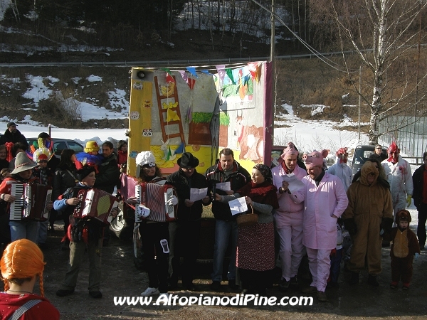 Carneval Bedolero 2010 - esibizione del carro la fattoria
