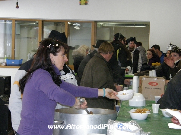 Carneval Bedolero 2010 - distribuzione della pasta