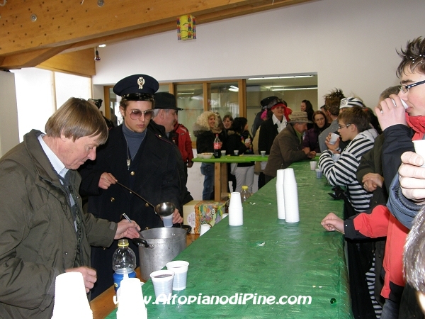 Carneval Bedolero 2010 - distribuzione delle bibite