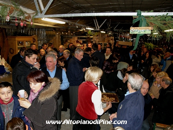 Momenti del rinfresco offerto dalla Floricoltura Ioriatti - Concerto in Serra del coro Abete Rosso - gennaio 2010
