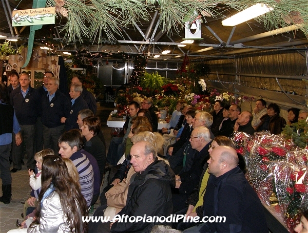 Il pubblico presente ospite della Floricoltura Ioriatti - Concerto in Serra del coro Abete Rosso