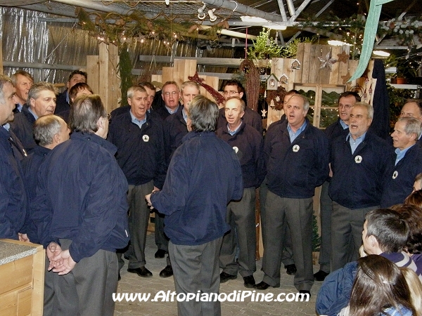 Esibizione del coro Abete Rosso nella serra della Floricoltura Ioriatti - gennaio 2010