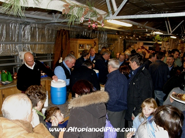 Momenti del rinfresco offerto dalla Floricoltura Ioriatti - Concerto in Serra del coro Abete Rosso - gennaio 2010