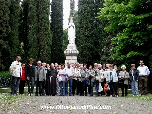 Foto di gruppo nei pressi del Santuario Madonna di Lourdes del Beato Claudio 