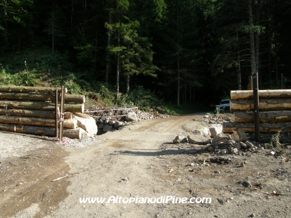 Barriera di tronchi a protezione dell'abitato