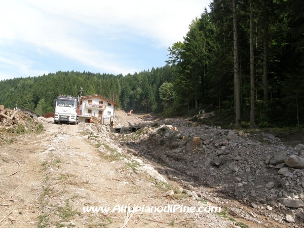 Lavori lungo l'alveo del torrente