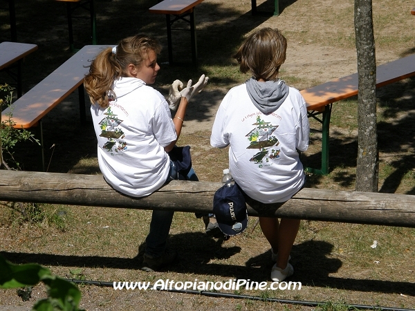 Volontarie al lavoro per mantenere in 
 ordine i giardini - Dragon Festival 2010 - Baselga di Pine'