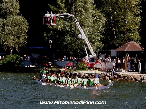 Volontarie al lavoro per mantenere in 
 ordine i giardini - Dragon Festival 2010 - Baselga di Pine'