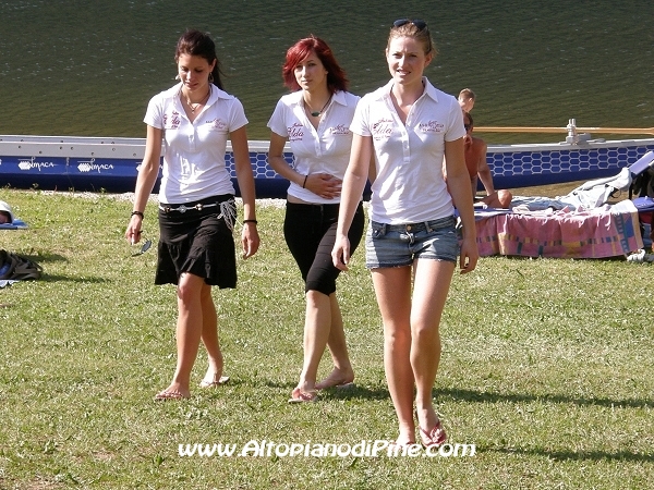Tre giovani atlete del Dragonboat Piné