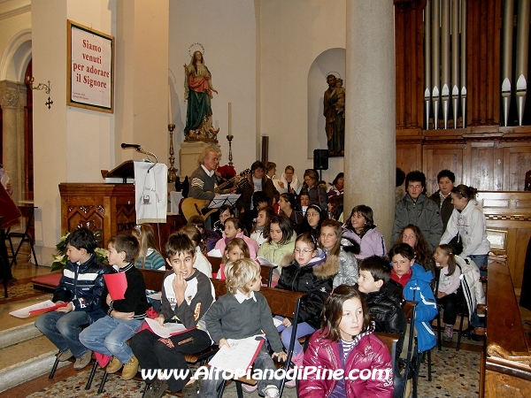 Il coro dei giovani che ha animato il momento di preghiera