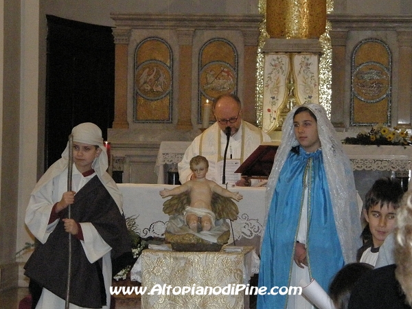 Un momento della celebrazione con i ragazzi nella parte di Giuseppe e Maria