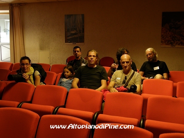 Alcuni fotografi partecipanti al Fototrekking Obiettivo Trentino 2010 e al centro Alex Majoli