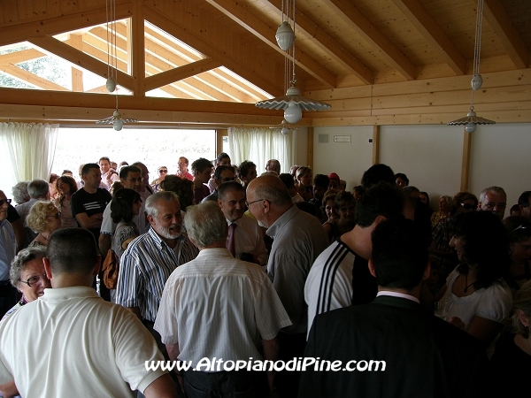 La numerosa gente presente all'inagurazione dell'Agrigelateria La Cà sul Lago