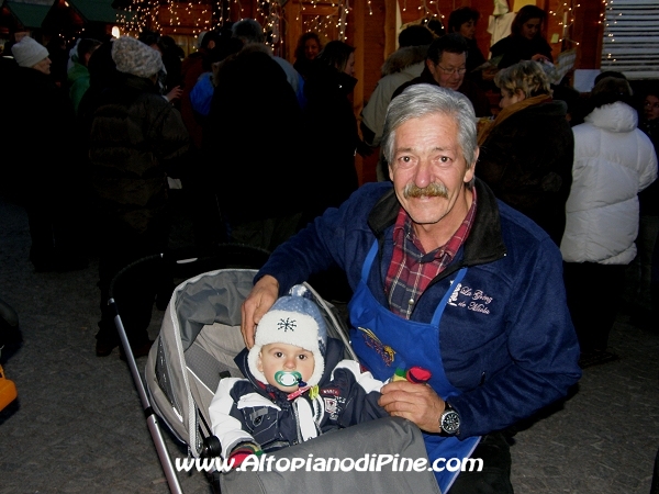 Nipote e nonno ai Mercatino di Natale 2009 - El paes dei Presepi 2009
