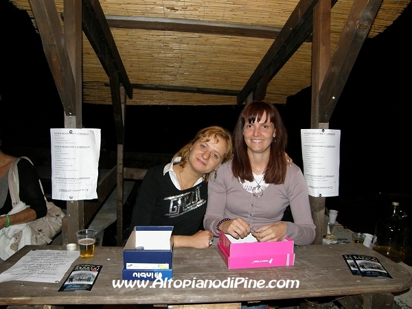 Volontarie allo stand informativo e cambio euro/fregoloti - Antichi Mestieri ai Fregoloti - Montagnaga Baselga di Piné  2010