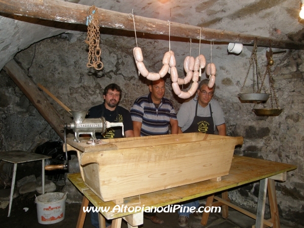 Produzione di insaccati - Antichi Mestieri ai Fregoloti - Montagnaga Baselga di Piné  2010