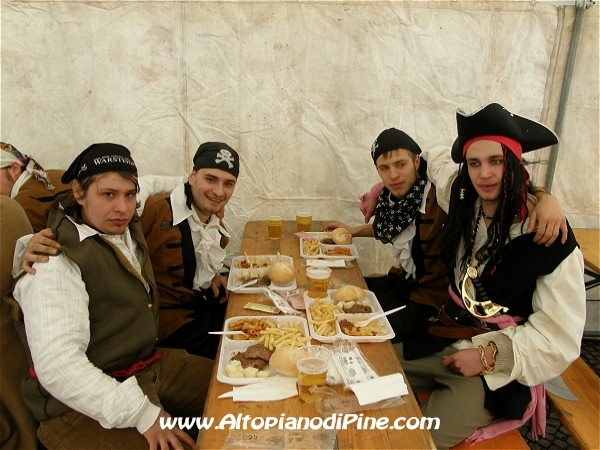 Montagnaga di Pine' - Carnevale 2010 - un'altra tavolata di Pirati