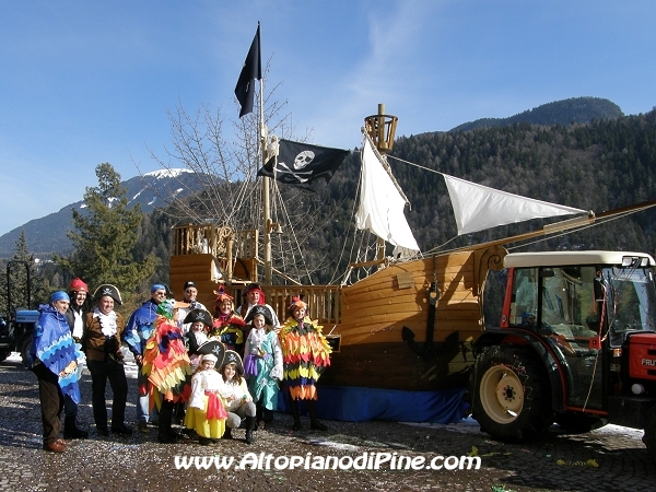 Montagnaga di Pine' - Carnevale 2010    il carro e le maschere di Pergine