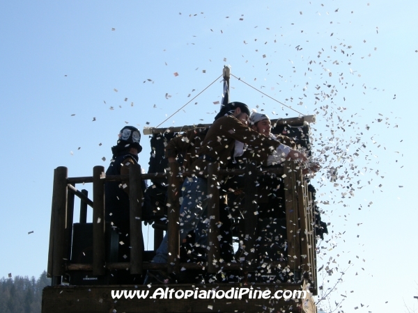 Montagnaga di Pine' - Carnevale 2010 - si sparano coriandoli