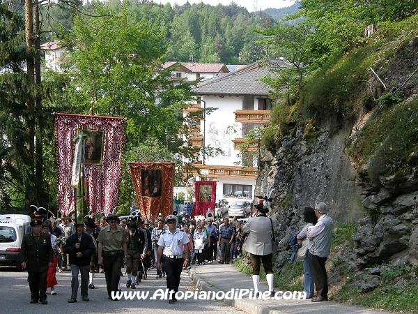 Festa Patronale Madonna di Piné 2010 - l'arrivo alla Comparsa