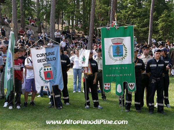 Festa Patronale Madonna di Piné 2010 - gli stendardi del comune di Bedollo e di Baselga di Piné 