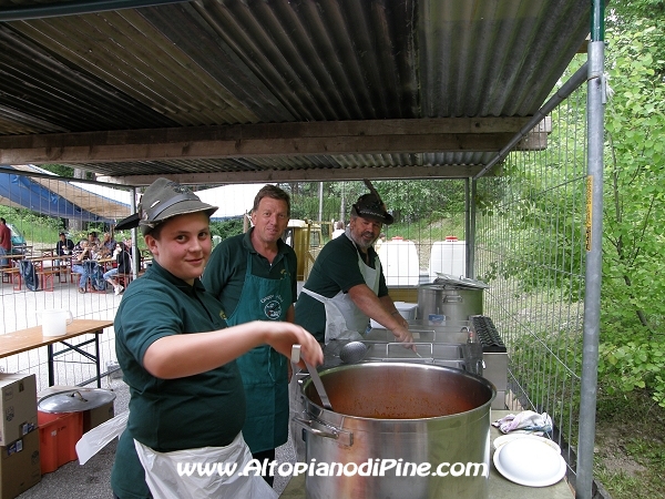 Festa Patronale Madonna di Piné 2010 - gli Alpini che preparano la pasta
