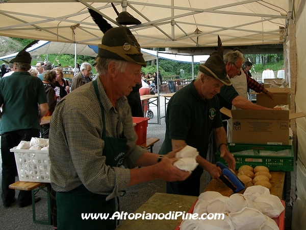 Festa Patronale Madonna di Piné 2010 - altri Alpini che preparano panini