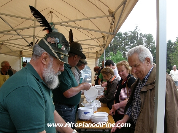 Festa Patronale Madonna di Piné 2010 - distribuzione dei panini