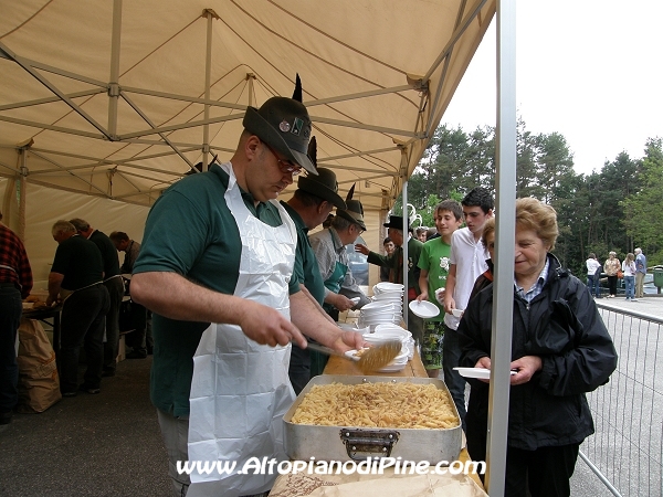 Festa Patronale Madonna di Piné 2010 - la distribuzione della pasta