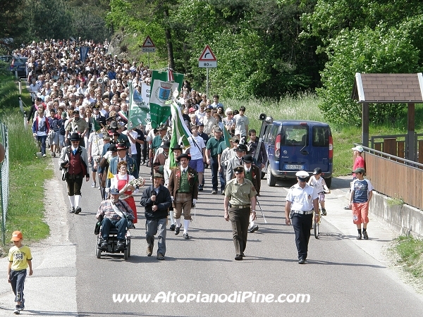 Festa Patronale Madonna di Piné 2010 - la gente e lo stendardo del Circolo Anziani di Bedollo