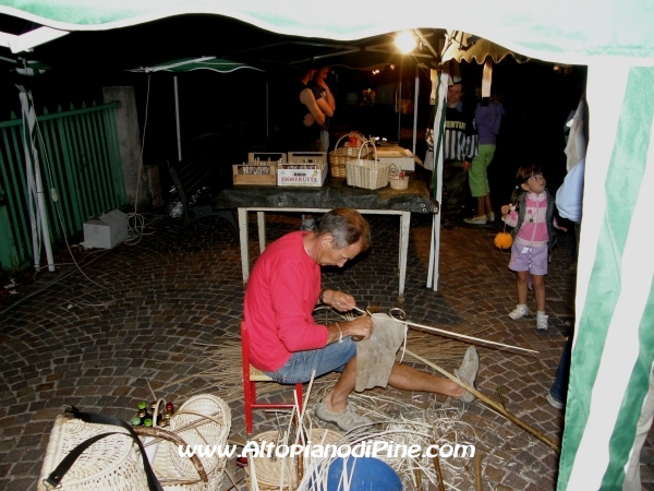 Costruzione di ceste - Piné  sotto le stelle 2010 - 4 agosto 2010