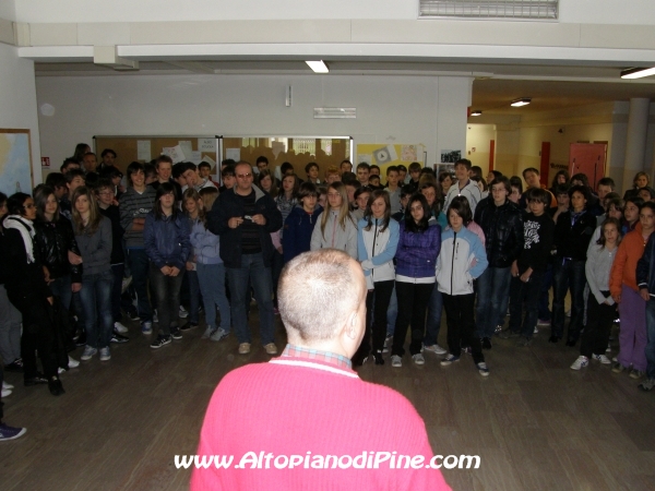 Il dirigente scolastico presenta ai ragazzi della scuola Media questo significativo momento