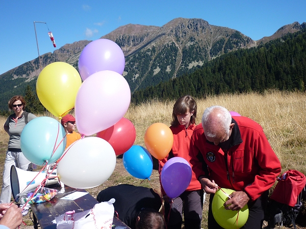 Preparazione dei palloncini per la Pace - Rifugio Tonini 2010