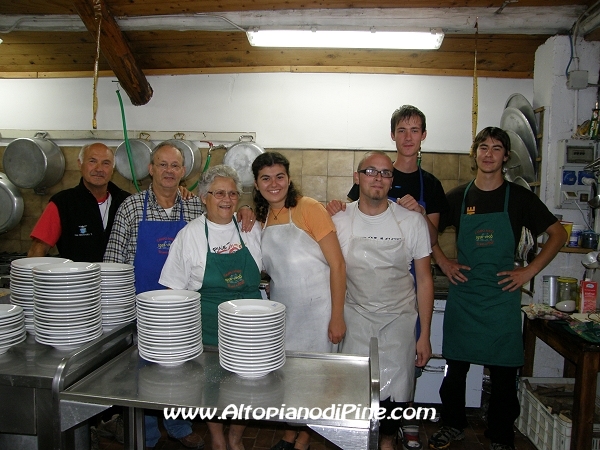 Gli adetti alla cucina - Campo Maglio 2010 a Rizzolaga