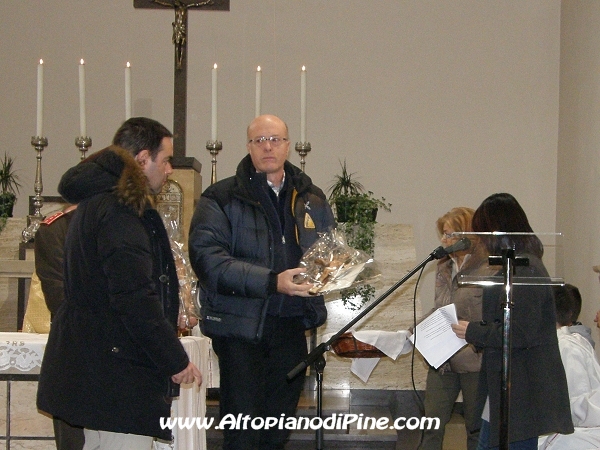 Un crocefisso viene donato ad un rappresentante della Protezione Civile