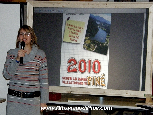 Una delle insegnanti che saluta i presenti prima della presentazione