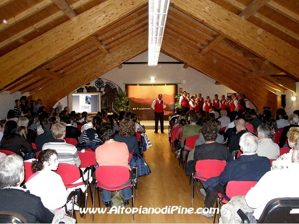 La sala gremita di gente 