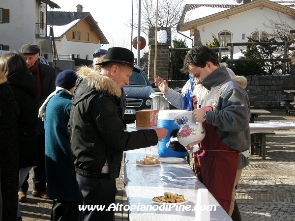 Sagra S.Giuliana 2010 - un rinfresco al termine della celebrazione religiosa del mattino