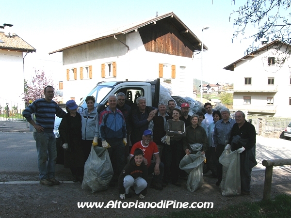 Giornata ecologica 2010 - i numerosi volontari di Tressilla al lavoro