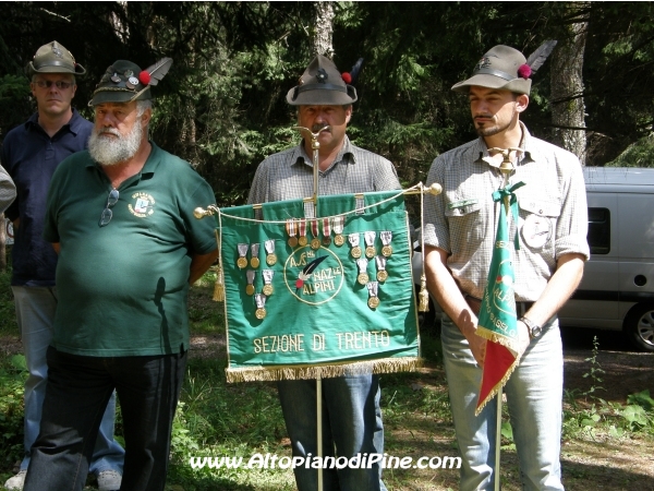 80 gruppo Alpini di Baselga di Piné - lo stendardo e il gagliardetto degli Alpini di Baselga