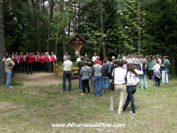 80 gruppo Alpini di Baselga di Piné - la gente presente al momento di preghiera