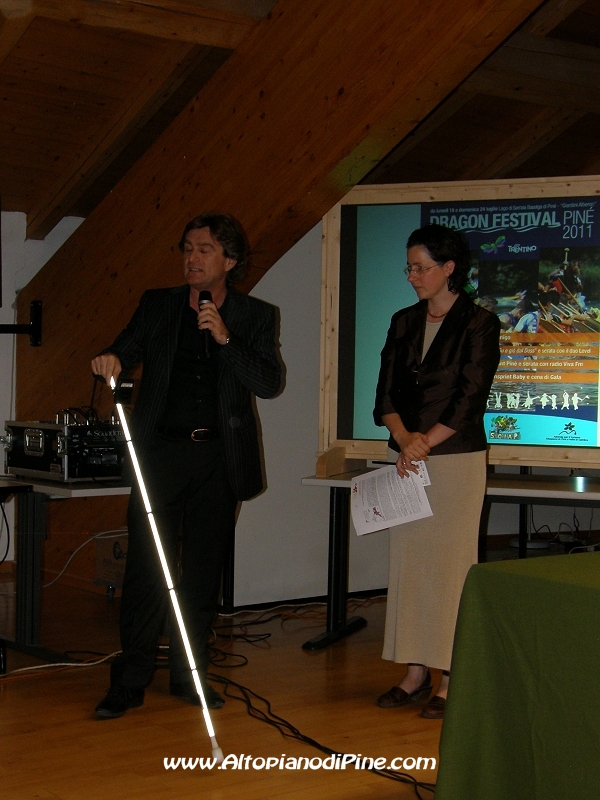 Vito Panni mentre presentato il progetto di un innovativo bastone per gli ipovedenti