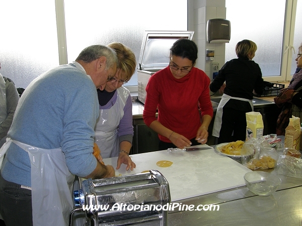 Preparazione dei Farinoi pinaitri - El paes dei Presepi 2011