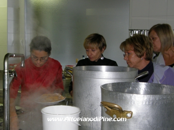 Preparazione dei Farinoi pinaitri - El paes dei Presepi 2011