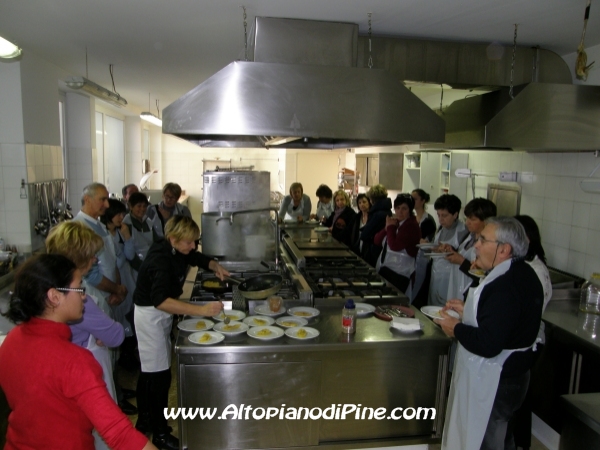 Preparazione dei Farinoi pinaitri - El paes dei Presepi 2011