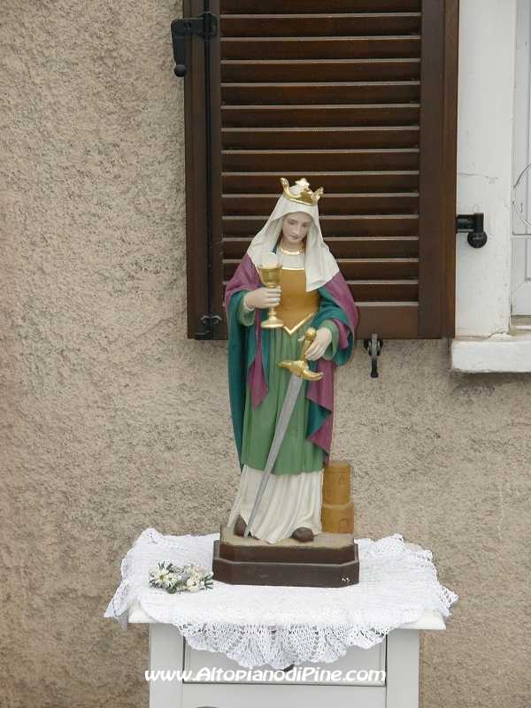 La statua di Santa Barbara portata in processione per le vie di San Mauro