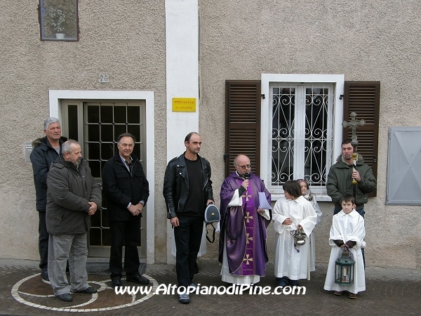Don Stefano guida il momento di preghiera e la processione per la festa Santa Barbara 2011 - San Mauro