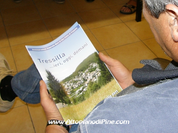 Il pubblico impegnato nella lettura del fascicolo Tressilla ...ieri, oggi, domani