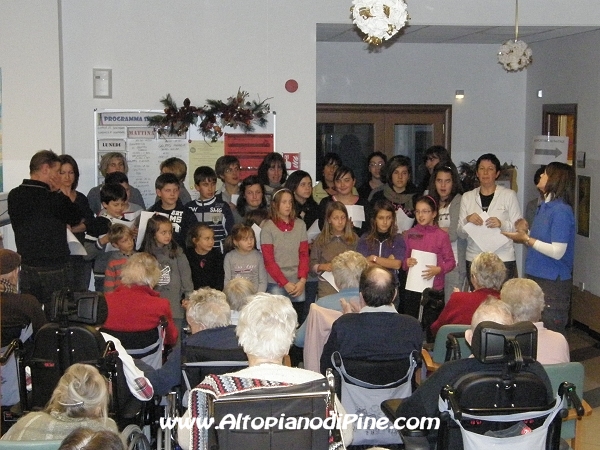 Coretto giovani di Baselga alla RSA Villa Alpina