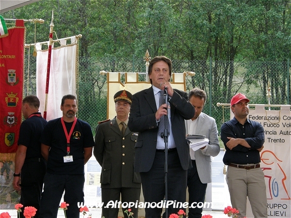 Il presidente della Comunitá di Valle Alta Valsugana Bersntol Mauro Dallapiccola - 12 campeggio allievi Vigili del Fuoco Volontari 2012